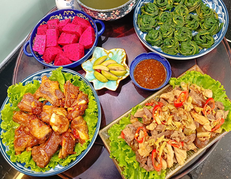 Bữa cơm nhà ấm cúng cùng sườn non xào chua ngọt